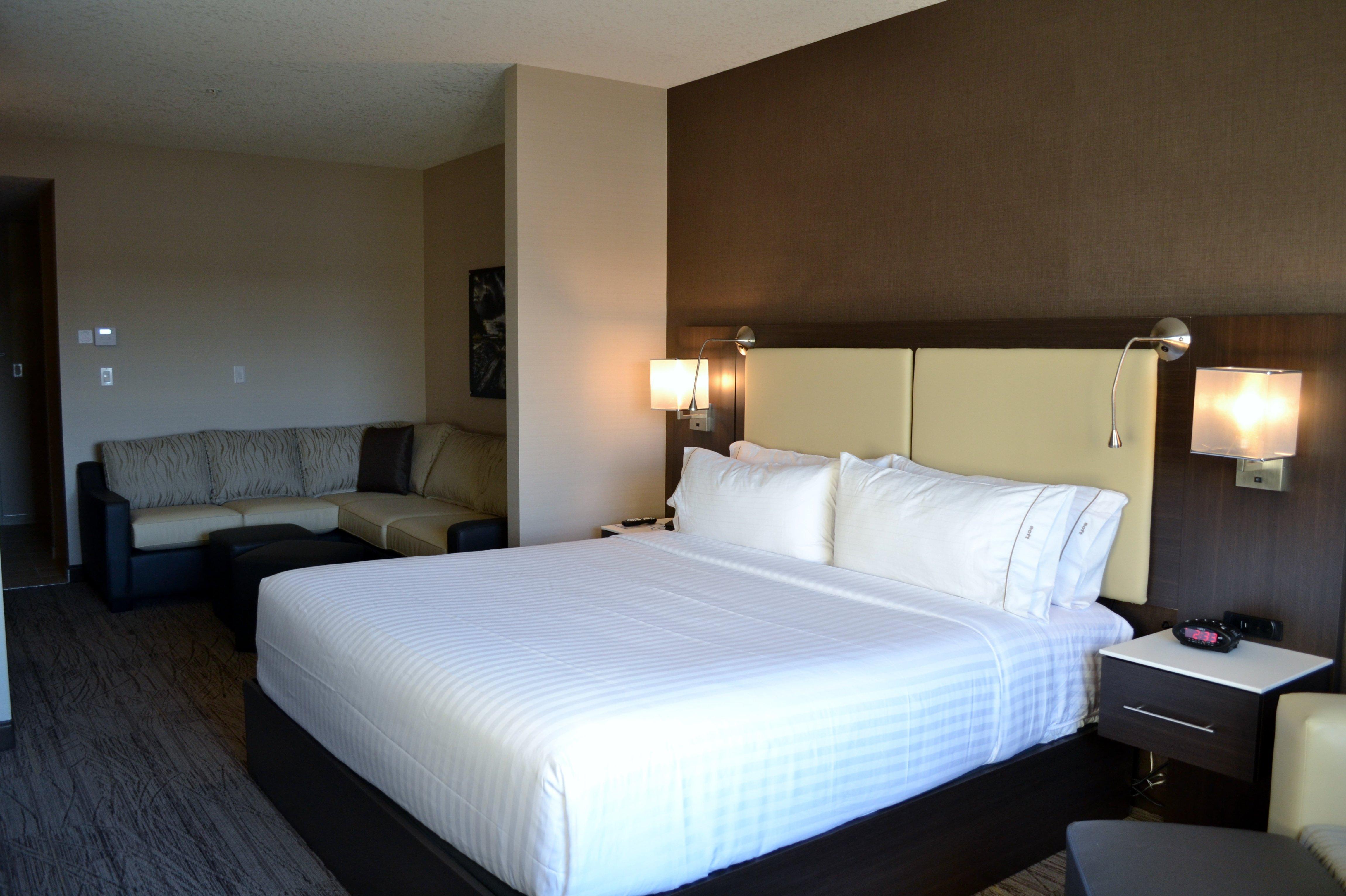 Holiday Inn Express & Suites Cold Lake By Ihg Esterno foto