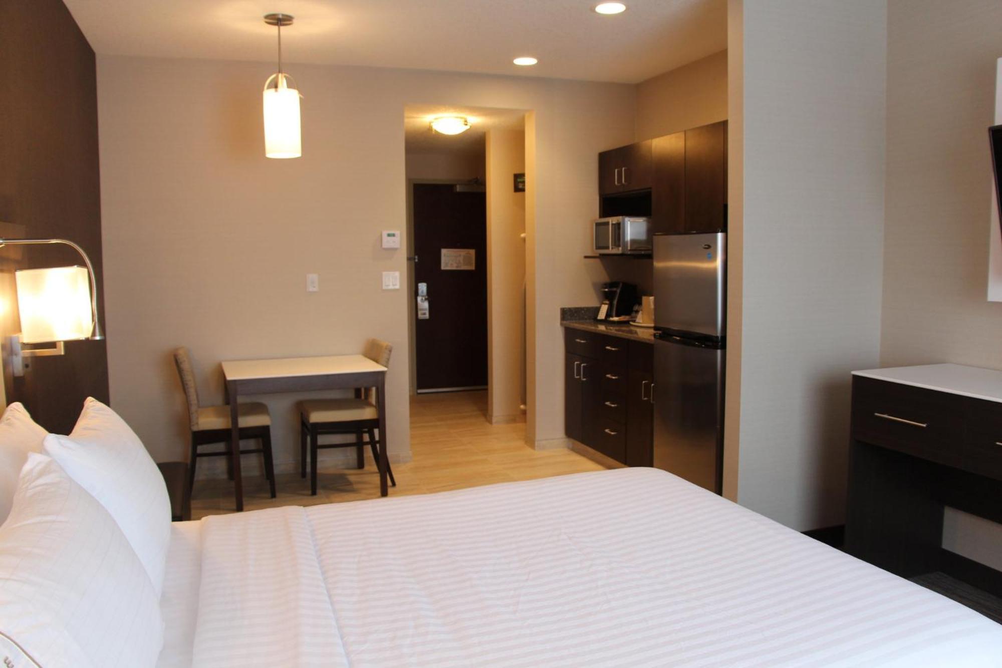 Holiday Inn Express & Suites Cold Lake By Ihg Esterno foto